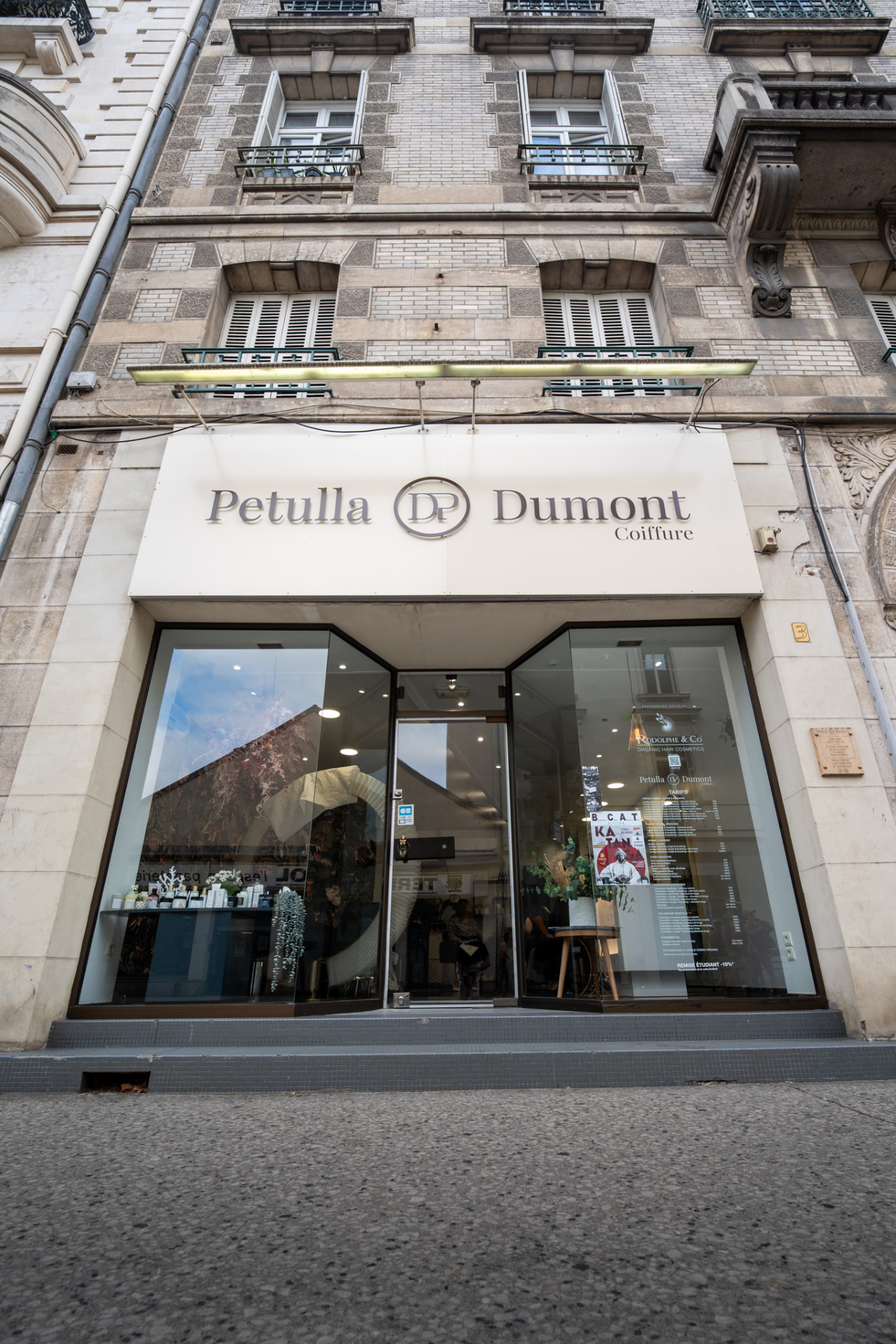 Devanture du salon de coiffure Petulla Dumont, rue Charles Gille à Tours centre