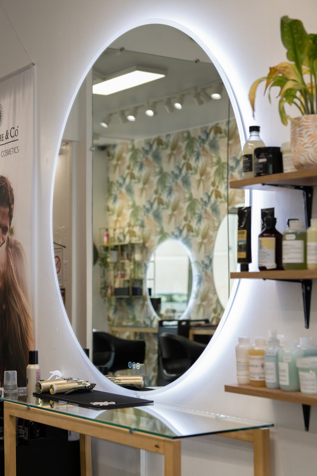 Intérieur d'un salon Petulla Dumont, murs chaulés et laiton