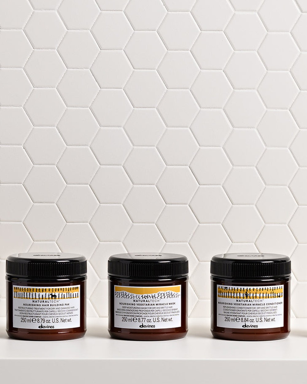 Soins Davines Naturaltech alignés sur une tablette claire
